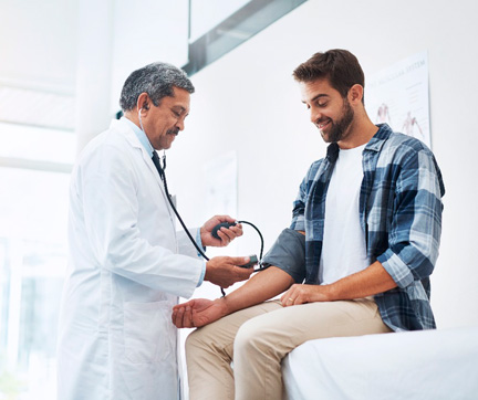 Doctor examinando a un paciente.