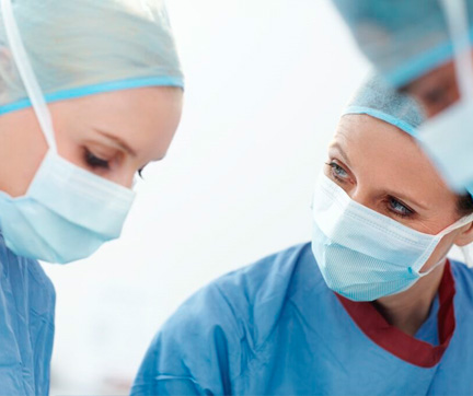 Médicos en sala de cirugía.