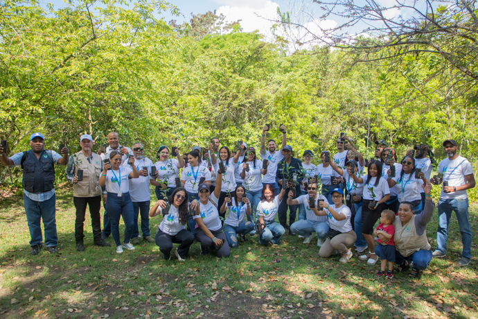 Equipo de Bupa posando antes de empezar sembrar