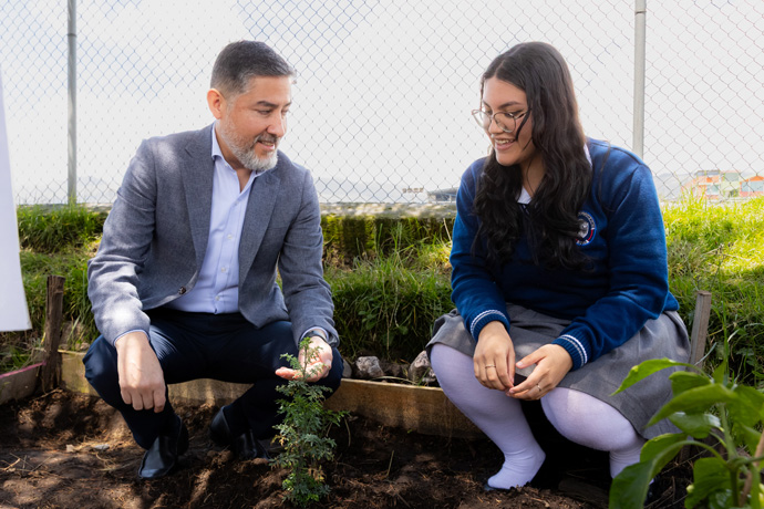 Sebastian platicando con estudiante