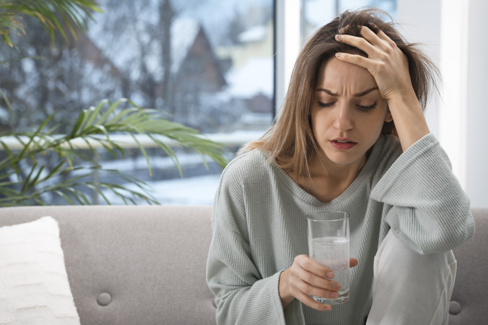 Mujer con deshidratación y dolor de cabeza
