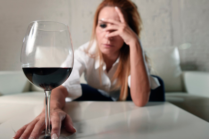 mujer padece efectos negativos del alcohol