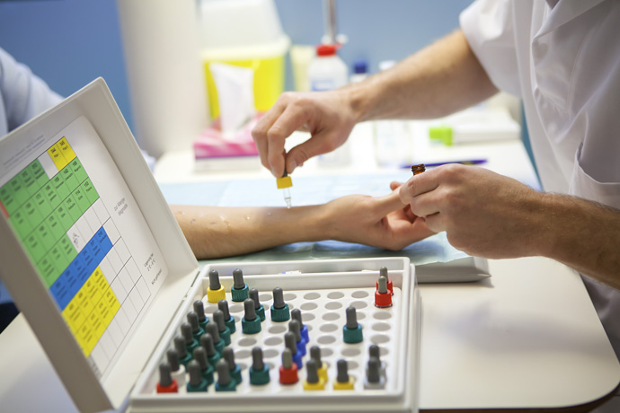 Alergólogo revisa posibles alergias de paciente