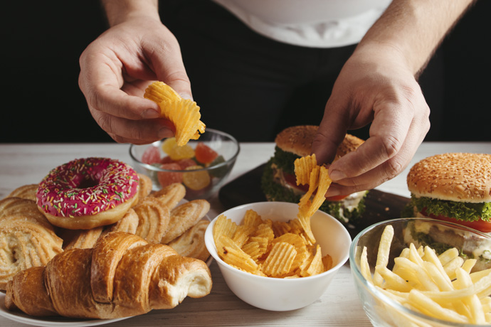 Persona consume alimentos que aumentan riesgo de cáncer