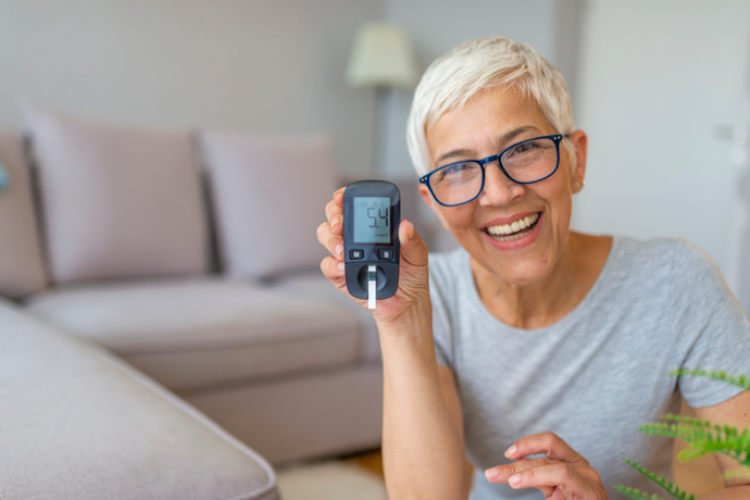 Mujer feliz por tener bajo azúcar en sangre por ansiedad.