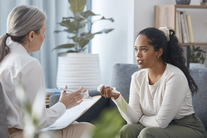 Mujer con bloqueo emocional en terapia