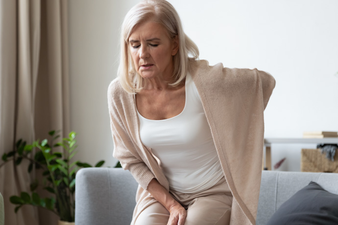 mujer padece síntomas de artrosis