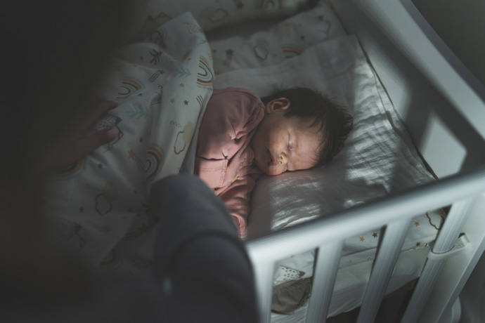 Bebé durmiendo en entorno tranquilo	