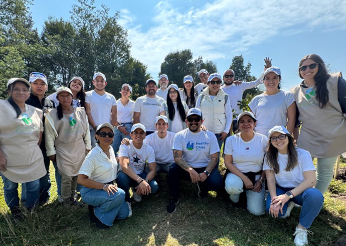 Equipo de Ecuador durante la plantación de áboles