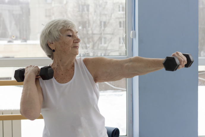 Mujer mayor haciendo ejercicio