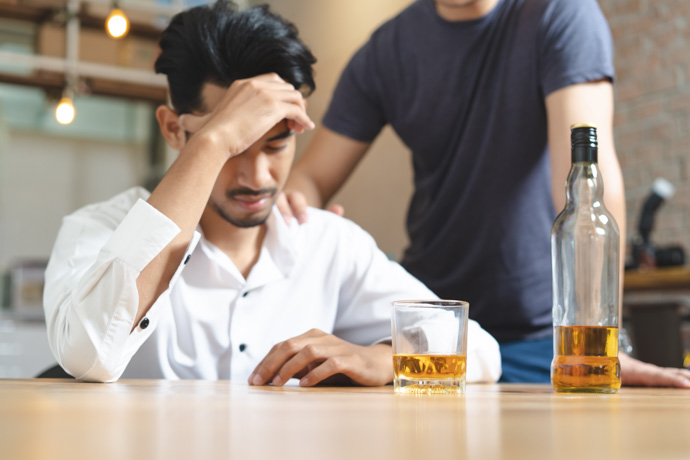 Persona preguntándose cuanto tarda el cuerpo en eliminar el alcohol. 