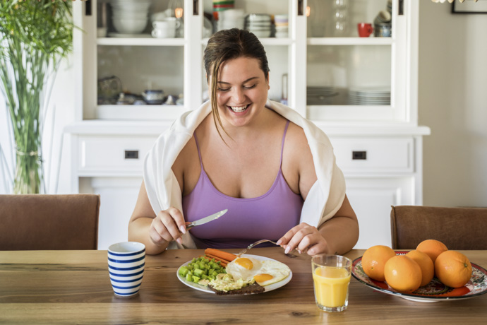 Mujer desayunando huevos