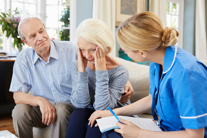 Mujer con demencia frontotemporal tratada por una especialista sanitaria.