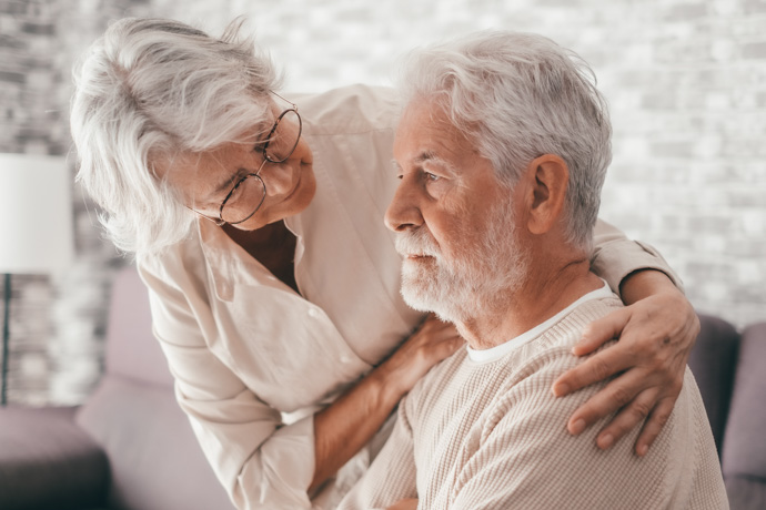 Hombre mayor con deterioro cognitivo grave.