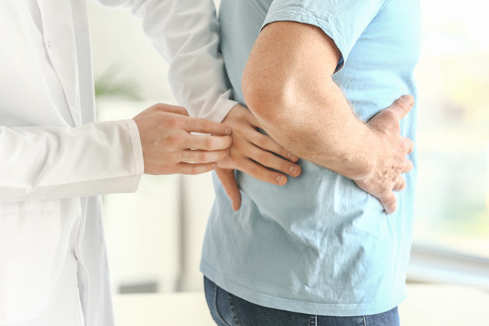 Médico examina síntomas de nefropatía diabética