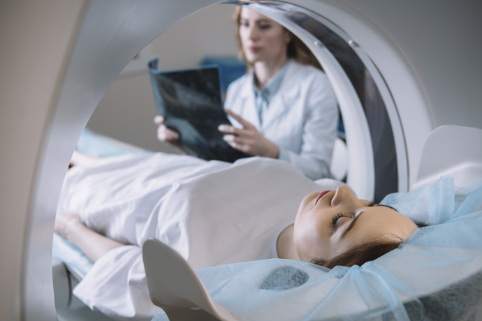 Mujer realizando tomografía computarizada