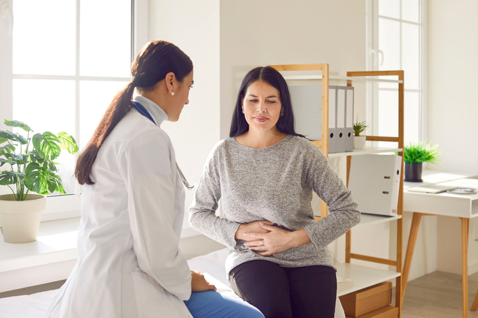 Paciente con duodenitis en consulta médica