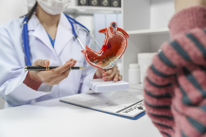 Médico explica tratamiento de gastritis a paciente