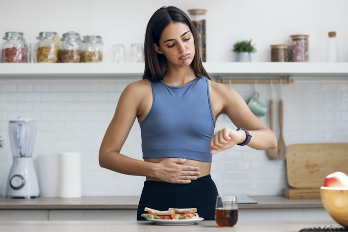 Mujer desayuna después de hacer ejercicios