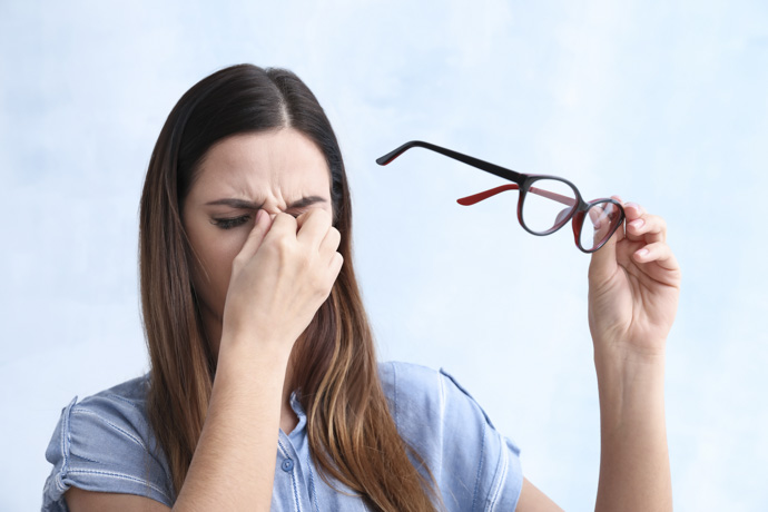 Mujer con problemas de la vista