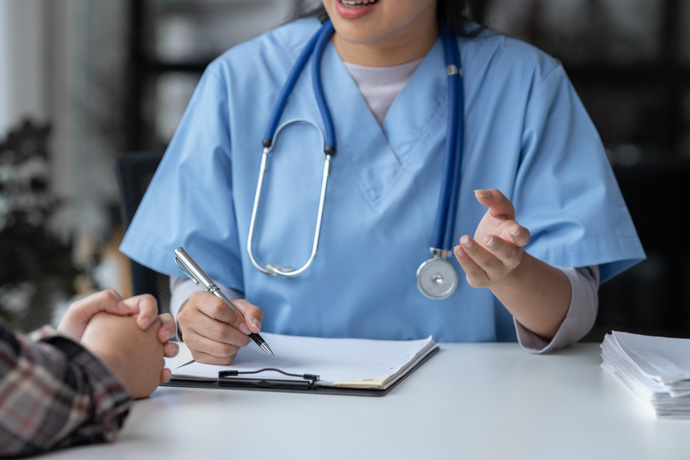 Médico explica factores de riesgo de enfermedades