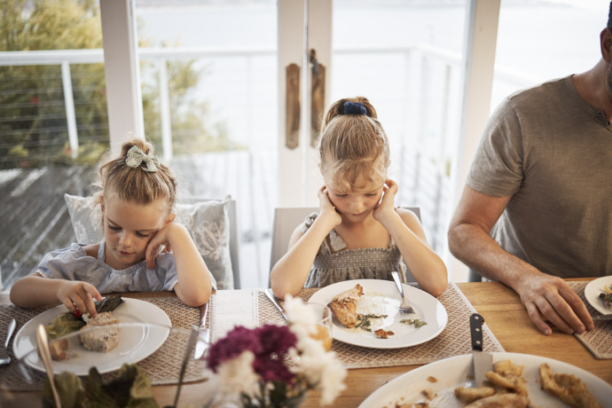Niños se niegan a comer en la mesa