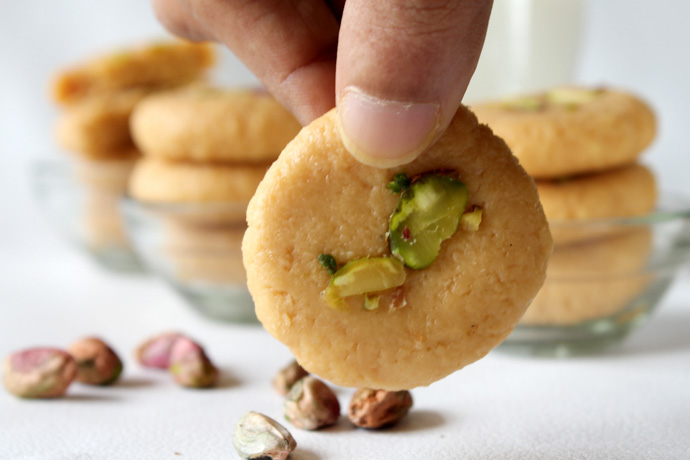 hombre muestra galleta de pistachos