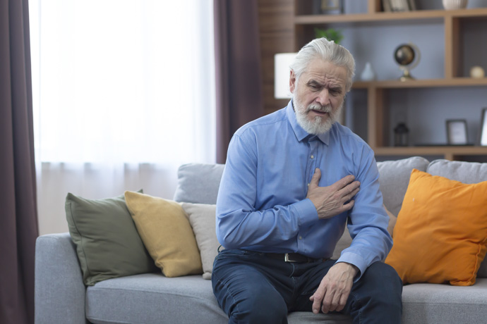 Hombre mayor con pinchazos en el pecho