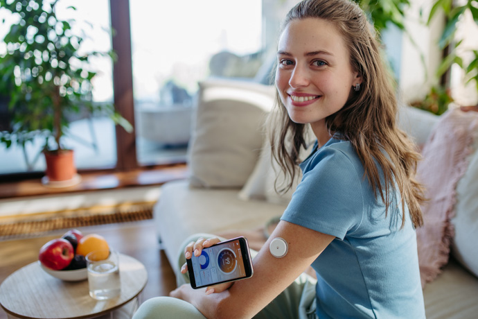 Mujer revisa niveles de azúcar en la sangre