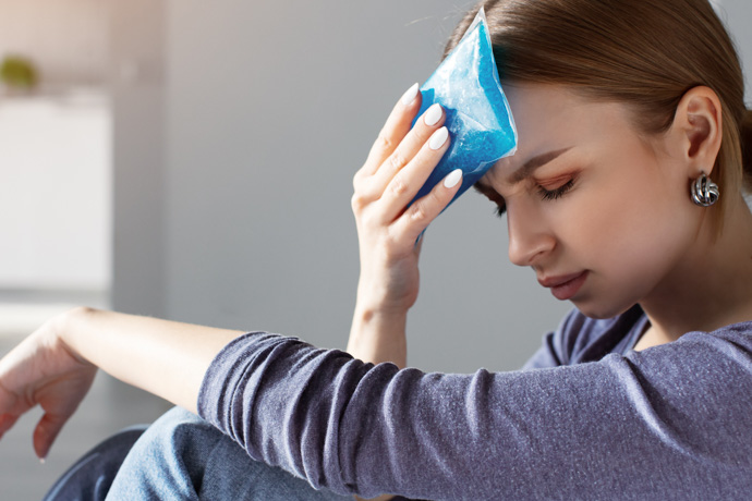 Mujer usa remedio casero para el dolor de cabeza