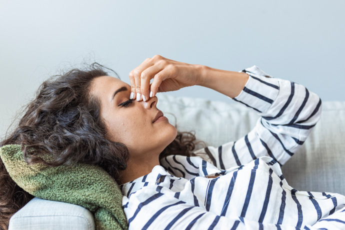 Mujer pensando qué es bueno para el dolor de cabeza
