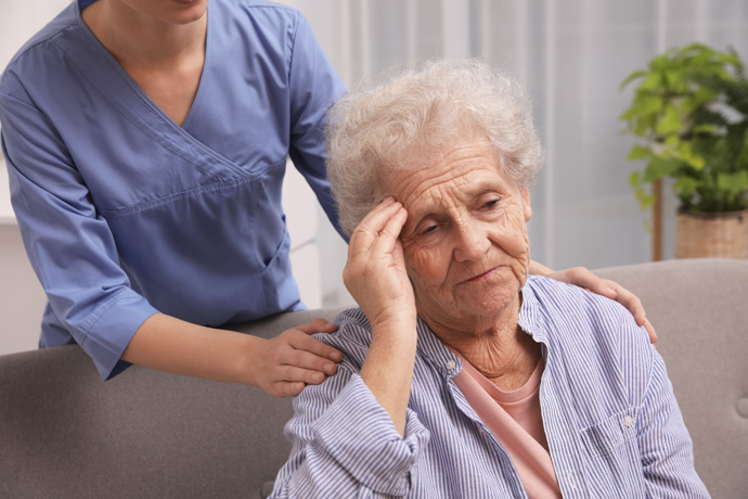 Mujer con Alzheimer y problemas de comunicación