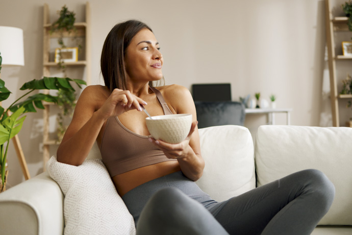 Mujer come alimentos ricos en resveratrol