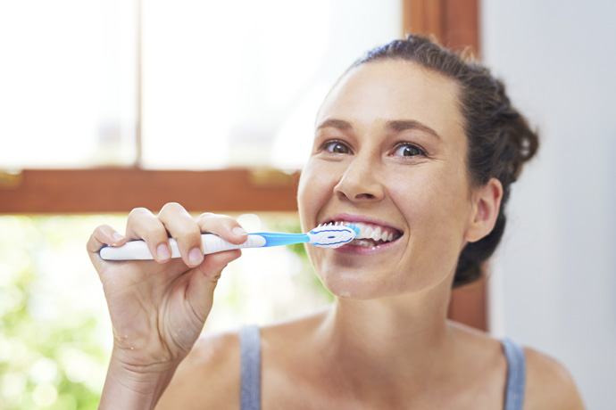 Mujer con buenos hábitos de higiene 