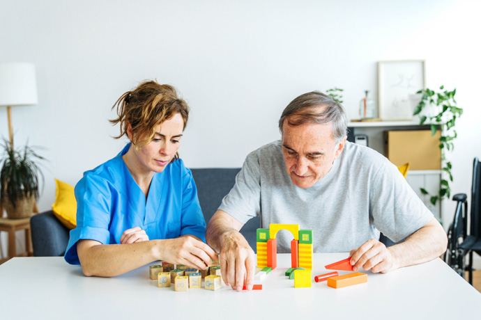 hombre en pruebas de Alzheimer