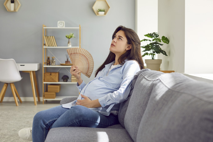 Mujer embarazada con calor