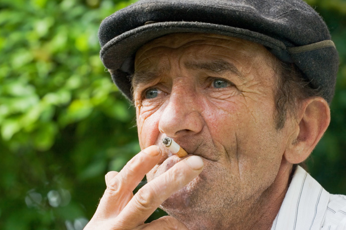 hombre enfermo por consumo de tabaco