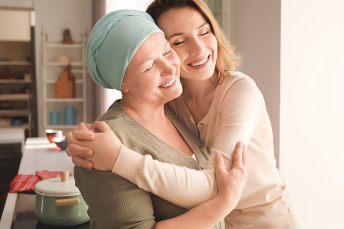 Paciente de cáncer recibe apoyo de familiar 