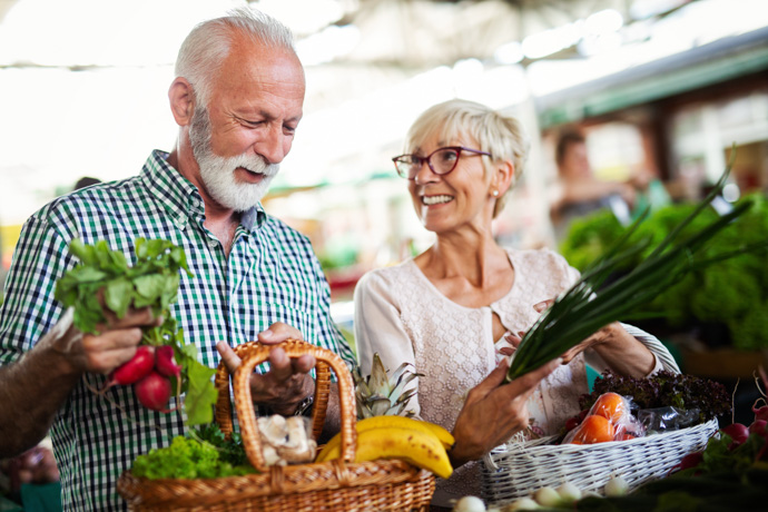 pareja comprando verduras