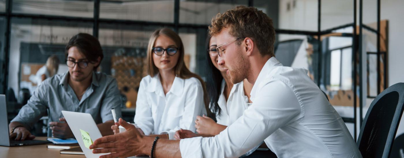 Grupo de personas trabajando en su misión y visión