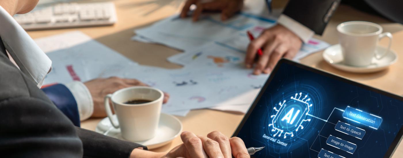 Agente de seguros formándose sobre la evaluación de riesgos y reclamaciones de seguro médico con IA