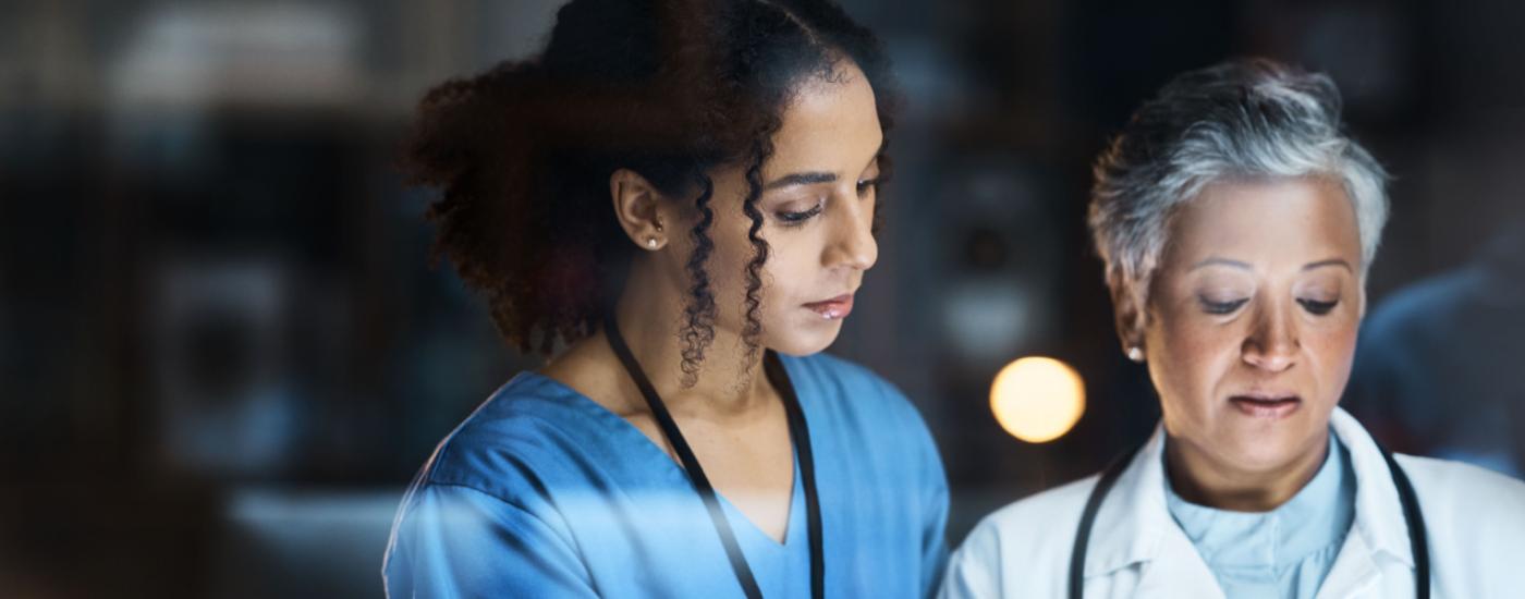 Médicos revisan información de paciente en red blockchain