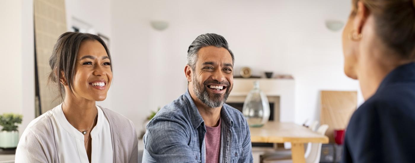 Agente de seguros con clientes