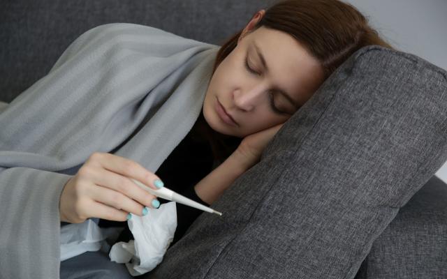 Mujer con mononucleosis