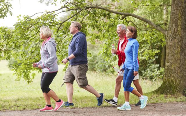 Grupo de personas caminando 10.000 pasos.