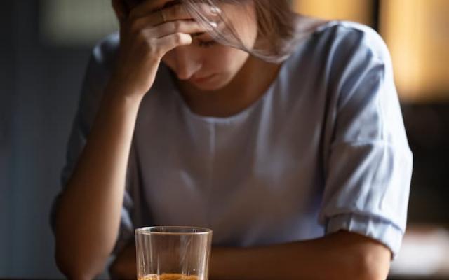 mujer con problemas de alcoholismo