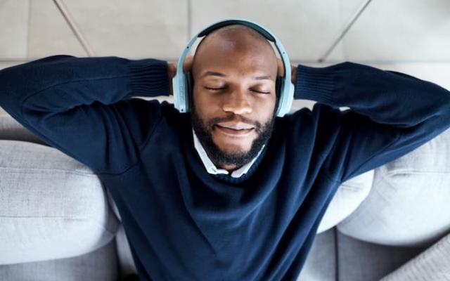 hombre escuchando música