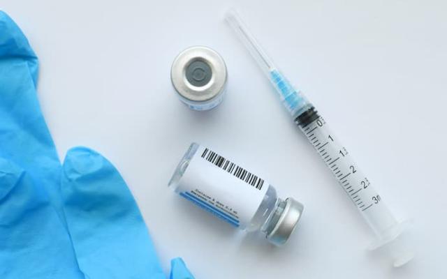 primer plano de jeringa con vacuna para viajar a África