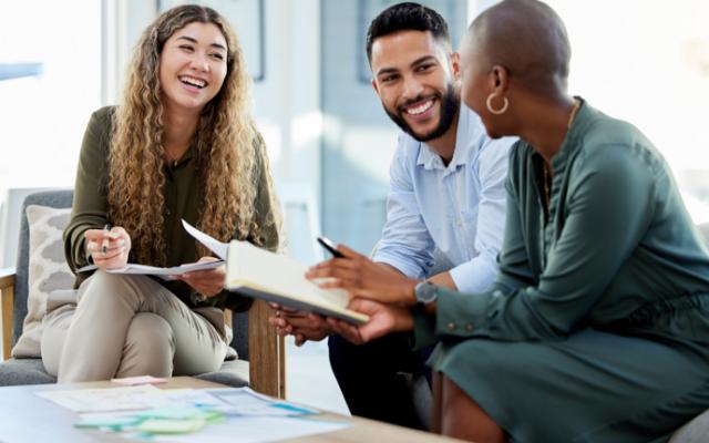 personas reunidas para evaluar un programa de wellness