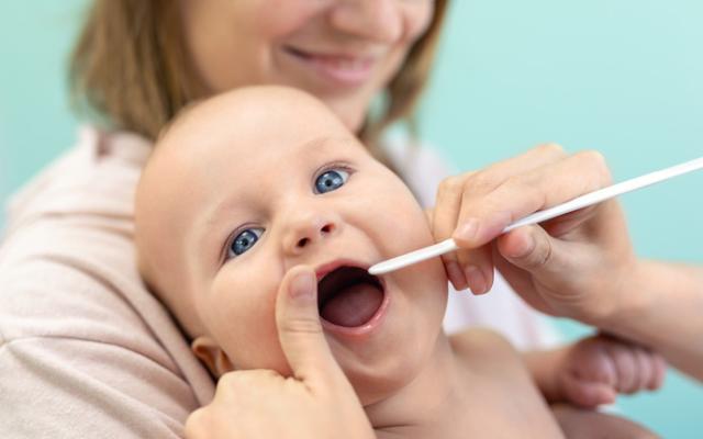 Imagen de un bebé con dolor de garganta.